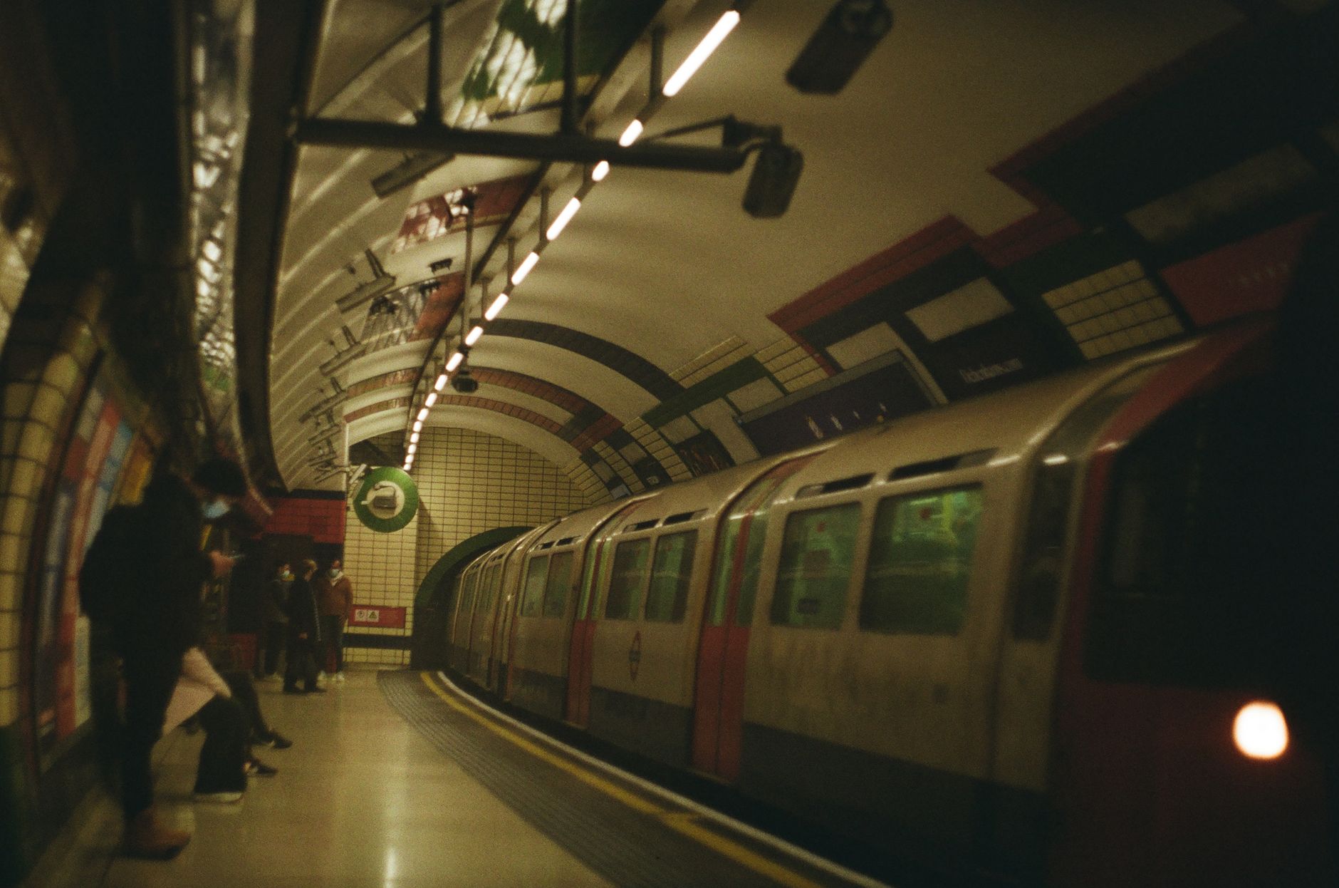 Volle U-Bahn-Station in London mit Fahrgästen auf dem Weg zum Fußballstadion