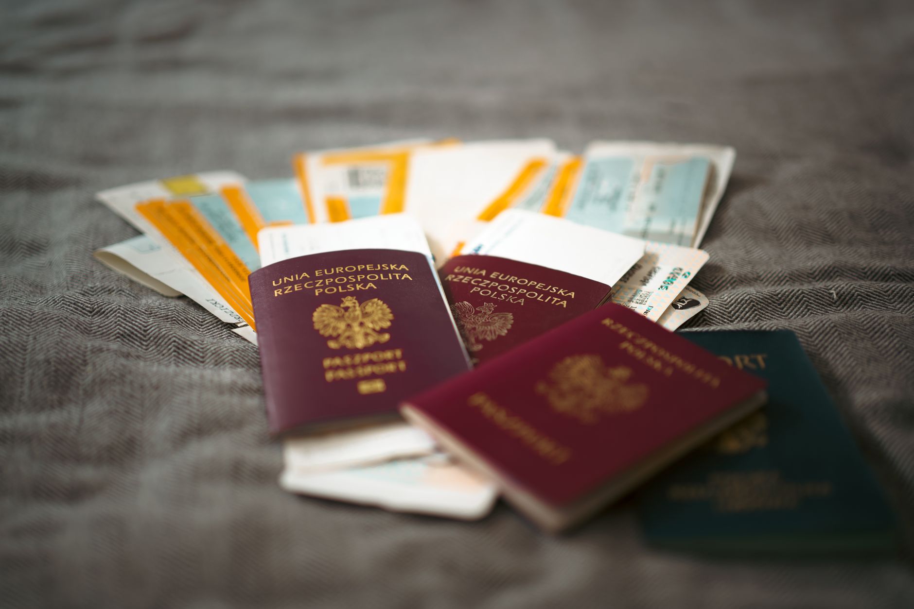 Reisepass und Bordkarte auf einem Tisch am Flughafen vor der Reise nach England