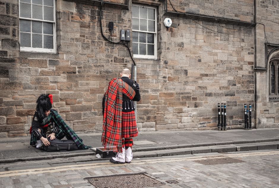 Reisepass und Smartphone für den UK-ETA-Antrag vor der Reise nach Schottland