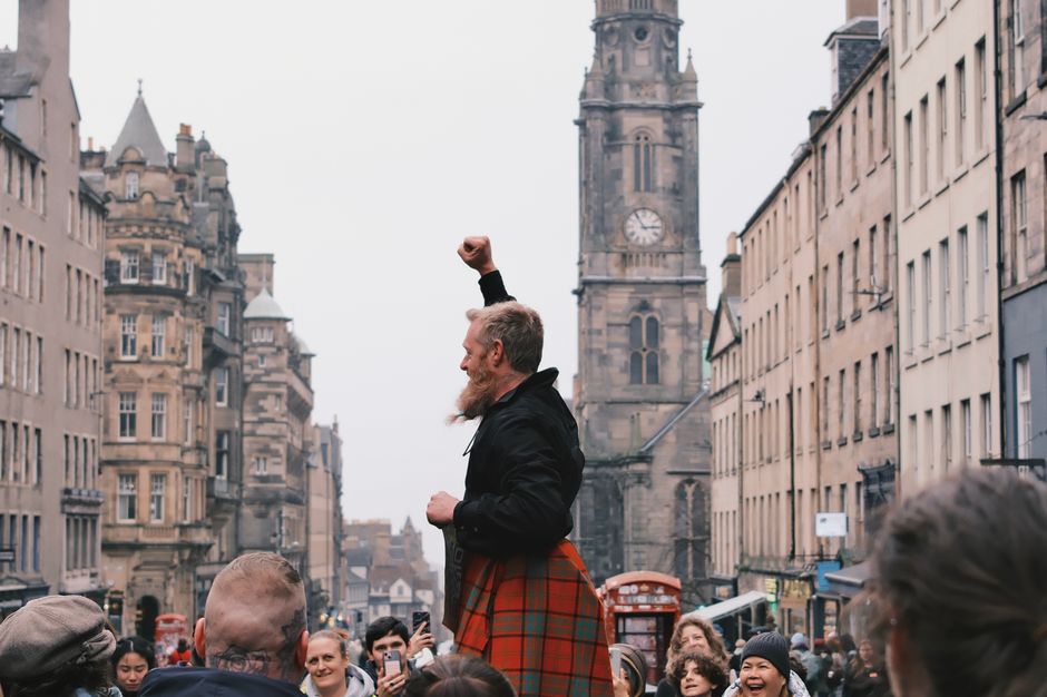 Straßenkünstler unterhalten Zuschauer auf der Royal Mile beim Edinburgh Fringe 2026