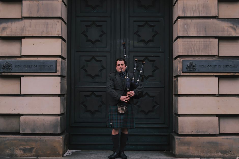 Bahnsteig am Bahnhof Edinburgh Waverley für die Anreise zum Festival